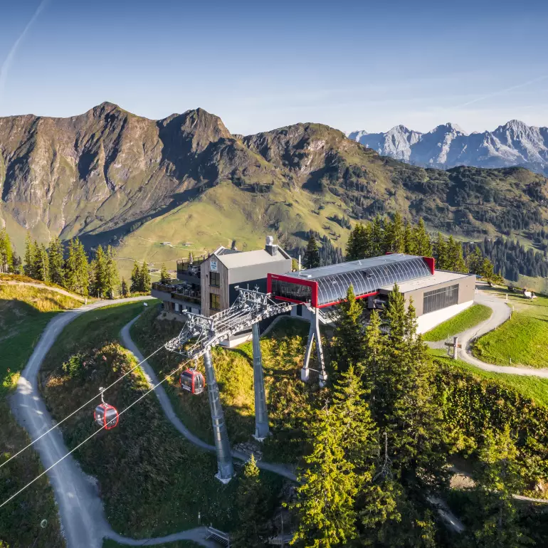 Kohlmais Gifpfel Bahn in Saalbach mit Blick auf die Leoganger Steinberge
